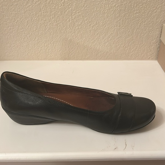 Women’s Clark’s black slip on shoes, size 9. - Picture 6 of 11